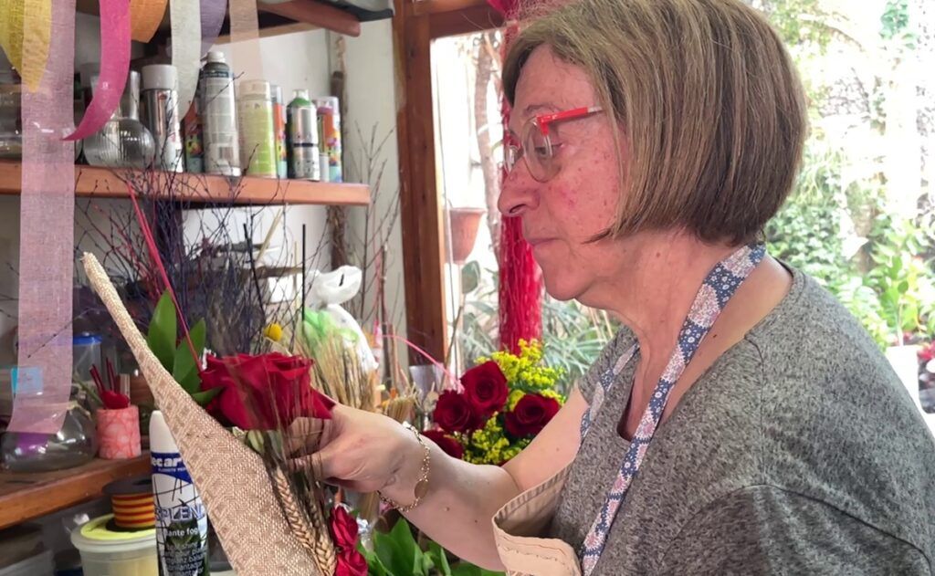 Montse Manent preparando una de las últimas rosas en la floristería La Ginesta